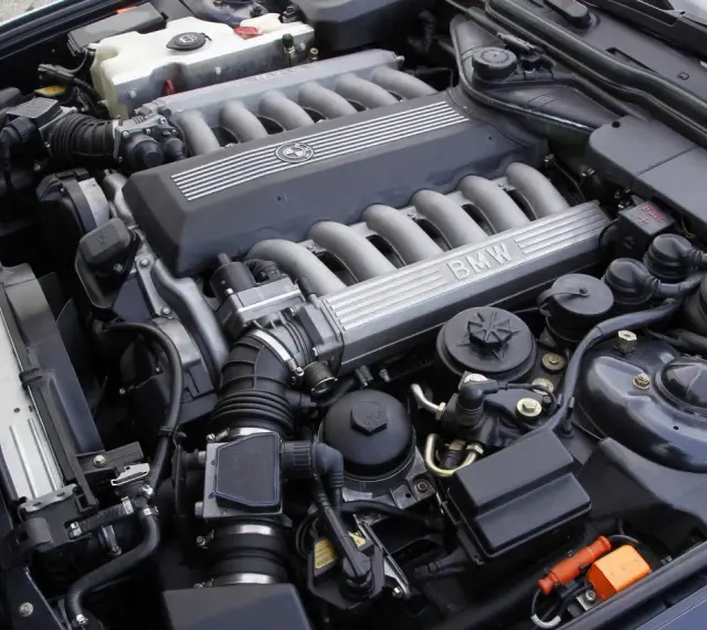 Silnik V12 BMW, potężna maszyna gotowa do drogi.