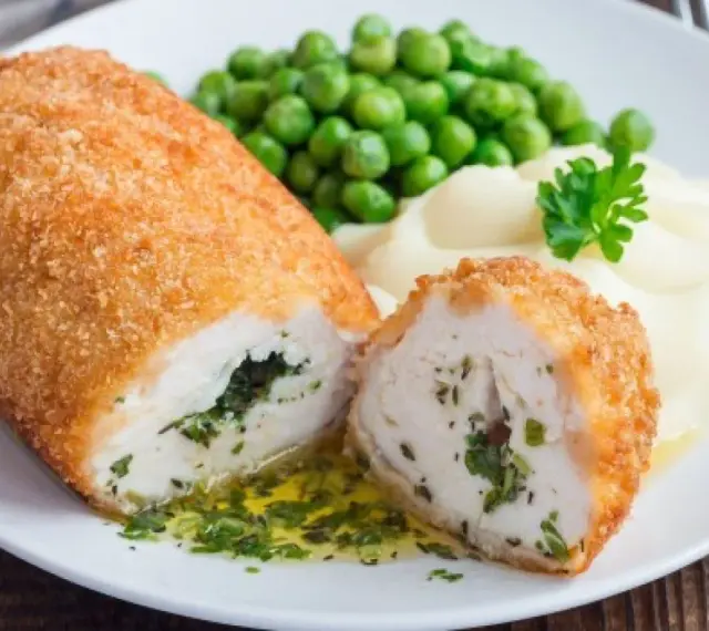 Kotlet de volaille z zielonym groszkiem i puree ziemniaczanym. Jedno z 50 pomysłów na obiad, które zachwycą każdego.