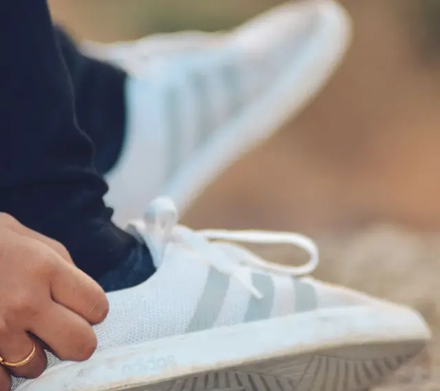 Białe buty sportowe adidas, rozmiar 43 1/3, idealne na spacer.