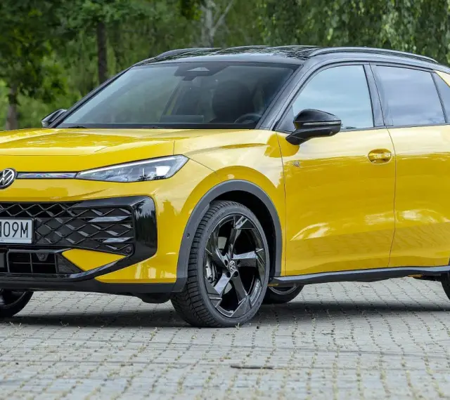 Żółty Volkswagen T-Roc z czarnym dachem i felgami. Sprawdź aktualną volkswagen t-roc cena i oferty.