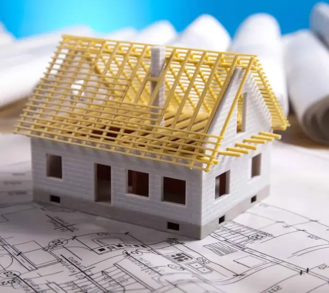 Model domu na planach architektonicznych. Zastanawiasz się, ile kosztuje adaptacja projektu?