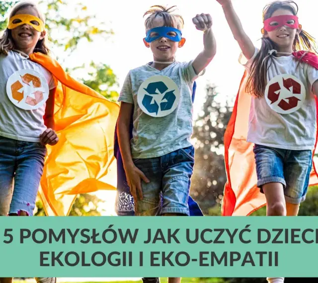 Trójka dzieci w pelerynach i maskach superbohaterów, z symbolami recyklingu na koszulkach, biegnie przez trawnik. Uczą się ekologii!