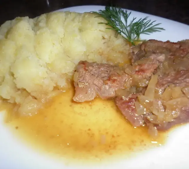 Pyszna cielęcina w sosie własnym, którą przygotowała Ania. Podana z purée ziemniaczanym i gałązką koperku.
