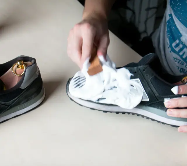 Czyszczenie zamszowych New Balance. Pianka i szczoteczka pomagają w pielęgnacji, by jak prać new balance zamszowe było łatwe.