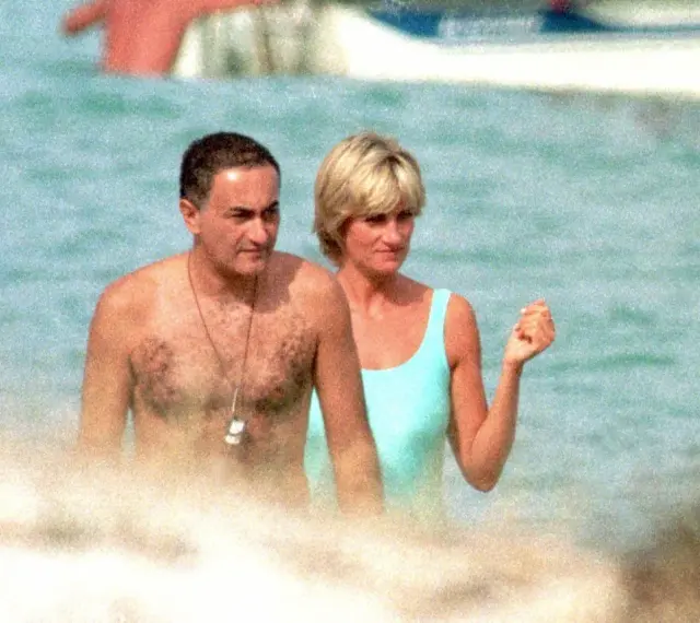 Dodi Al Fayed i księżna Diana w wodzie, w tle łódź.
