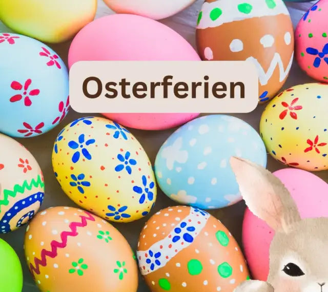 Bunte Ostereier und Hasenfiguren, bereit für die Osterferien Sachsen 2026.