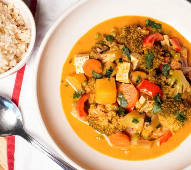 Pyszny, wegetariański massaman curry przepis z tofu, brokułami i marchewką. Podany z brązowym ryżem.