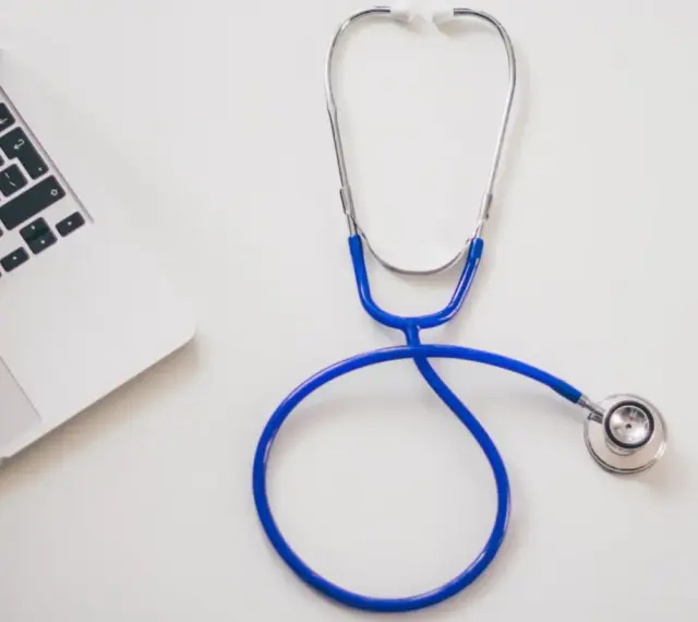 Stetoskop i laptop na biurku. Nowoczesne narzędzia pracy każdego diabetologa.