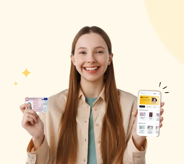 Uśmiechnięta dziewczyna trzyma dowód osobisty i smartfon z aplikacją do zdjęć do dowodu.