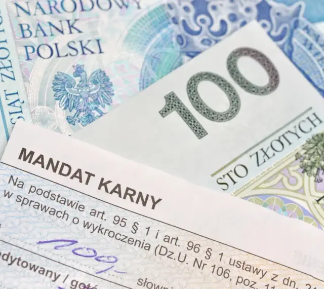 Mandat karny i banknot 100 zł. Dowiedz się, jak zapłacić mandat, gdy otrzymasz wezwanie.