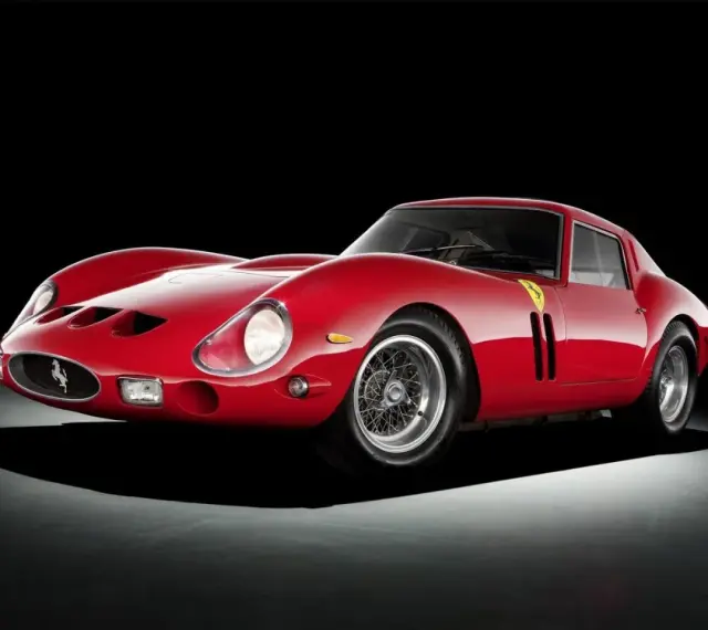 Ikoniczny czerwony Ferrari 250 GTO na czarnym tle. Klasyk motoryzacji, marzenie każdego kolekcjonera.