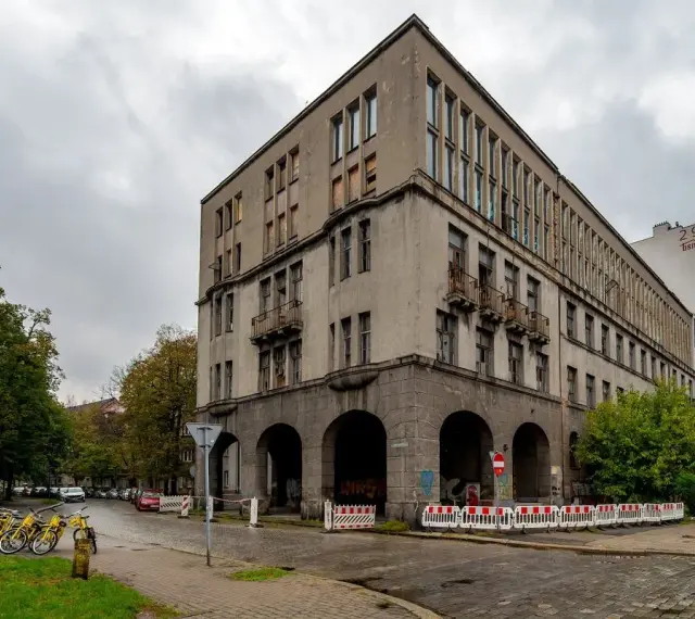 Stary budynek w Bytomiu, może kiedyś znajdą się tu mieszkania za darmo. Obok rząd żółtych rowerów.