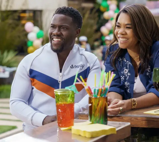 Kevin Hart i Regina Hall śmieją się przy barze, idealni do Netflix polecane filmy.