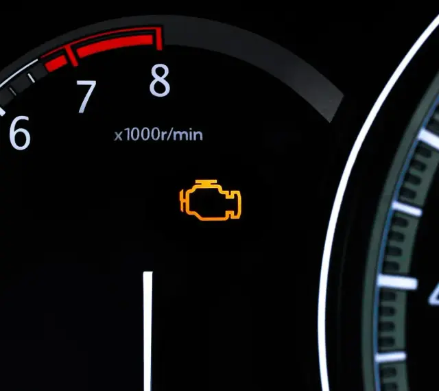 Pomarańczowy, migający check engine na desce rozdzielczej. Silnik wymaga uwagi.