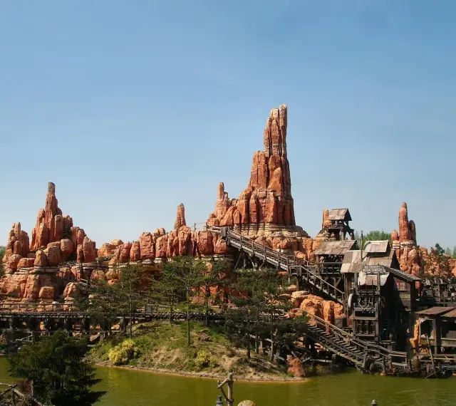 Big Thunder Mountain Railroad w Disneylandzie, idealne miejsce na niezapomniane przygody po zakupie biletów.