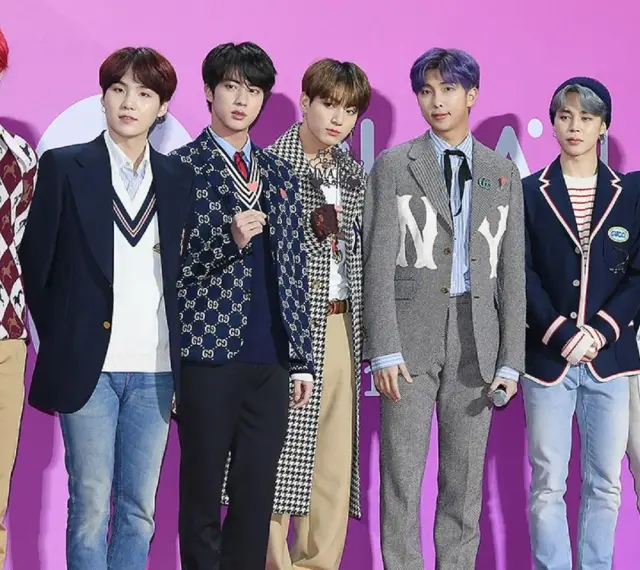 Siedmiu członków BTS w eleganckich strojach, gotowych na bts tour 2026.