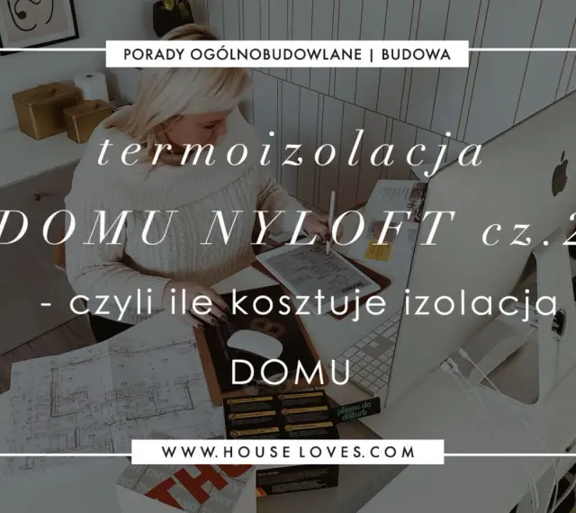 Kobieta analizuje plany domu, szukając informacji o koszt ocieplenia domu. Na ekranie komputera widnieje napis "termoizolacja domu Nyloft cz. 2".