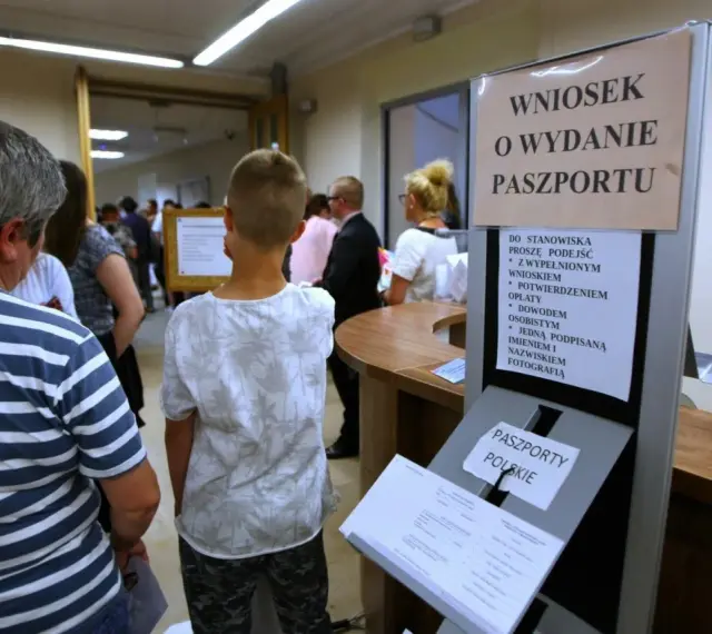 Kolejka do biura paszportowego w Opolu. Ludzie czekają na złożenie wniosku o wydanie paszportu.