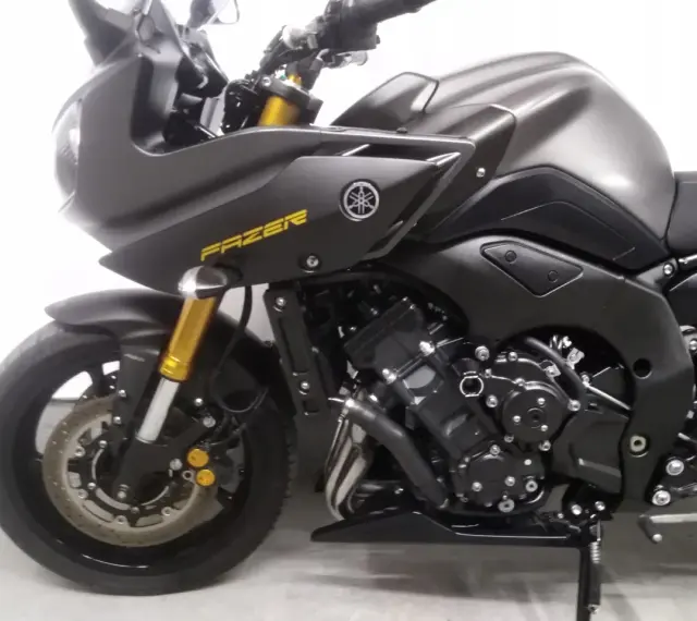 Ciemnoszary motocykl Yamaha FZ8 z żółtym napisem "FAZER" na owiewce. Widoczny silnik i przednie zawieszenie.