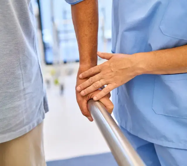Fizjoterapeuta pomaga pacjentowi w rehabilitacji. Dowiedz się, ile wynosi zasiłek rehabilitacyjny.