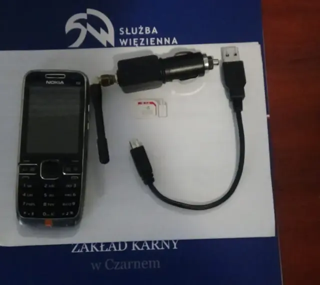 Telefon Nokia, ładowarka samochodowa i karty SIM – sprzęt do rozmów telefonicznych skazanych w zakładzie karnym typu półotwartego.