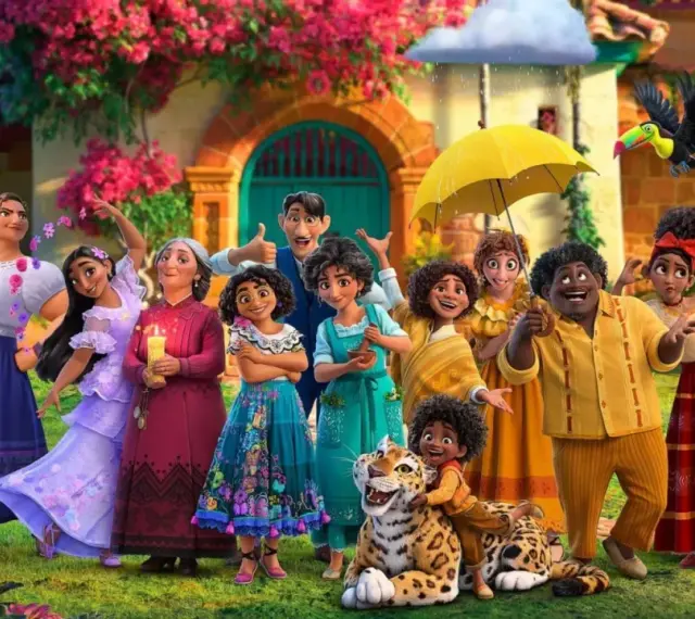 Rodzina z filmu nasze magiczne encanto netflix, z Mirabel w centrum, pozuje przed kolorowym domem.