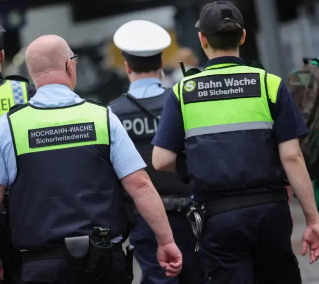 Policjanci w kamizelkach odblaskowych patrolują ulice, dbając o bezpieczeństwo. Czy Niemcy są bezpiecznym krajem? Obecność służb sugeruje troskę o porządek.