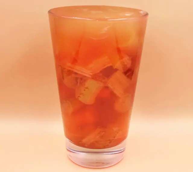 Szklanka z rabarbarem i kompotem. Idealny przepis na to, jak zrobić kompot z rabarbaru, który orzeźwi w upalne dni.