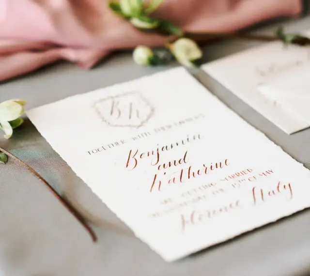 Eleganckie zaproszenia ślubne z kaligrafią. Inspiracja, jak przygotować zaproszenia na rocznicę ślubu dla rodziców i dziadków.