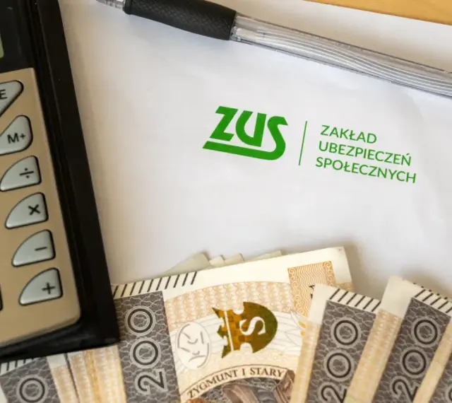 Kalkulator, długopis, banknoty i dokument ZUS. To ZUS wypłaca L4 ciążowe.