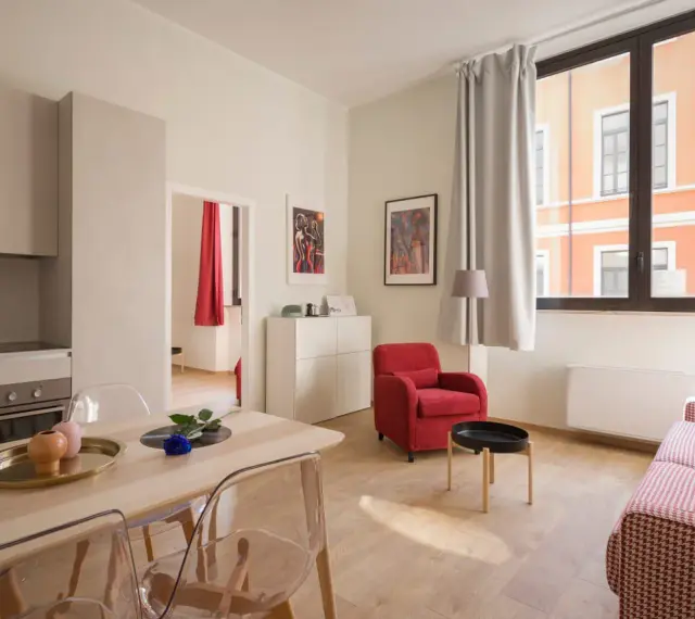Nowoczesny apartament z kuchnią, jadalnią i salonem. Idealne miejsce na pobyt, gdy zastanawiasz się, airbnb co to.