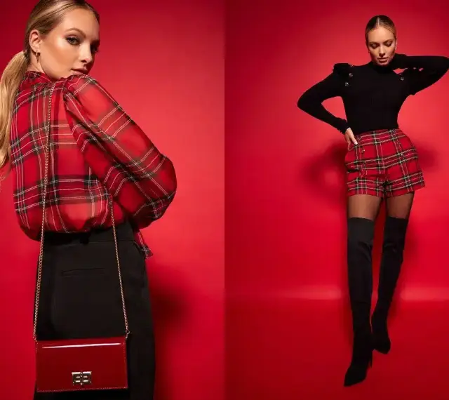 Modelka w czerwonym, kraciastym kiltcie i czarnym sweterku. Obok druga modelka w kraciastej bluzce i czarnych spodniach.