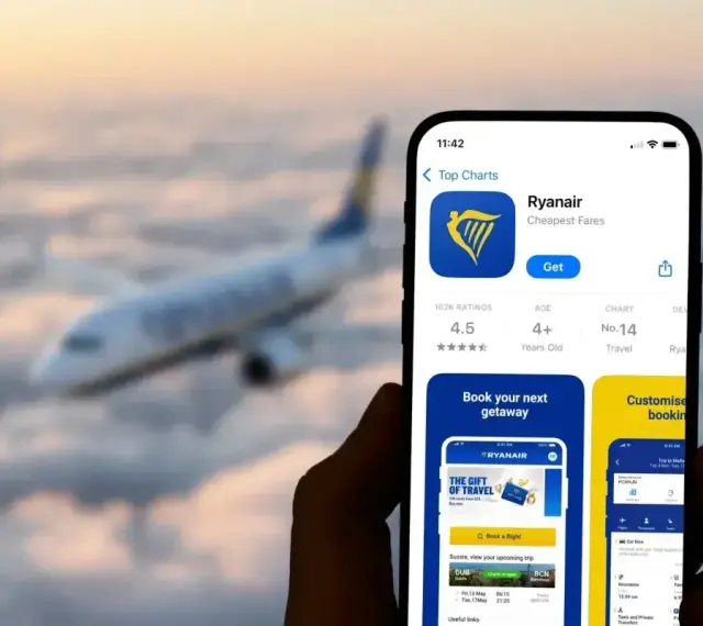 Ręka trzyma smartfon z aplikacją Ryanair, gotową do odprawy online. W tle leci samolot.