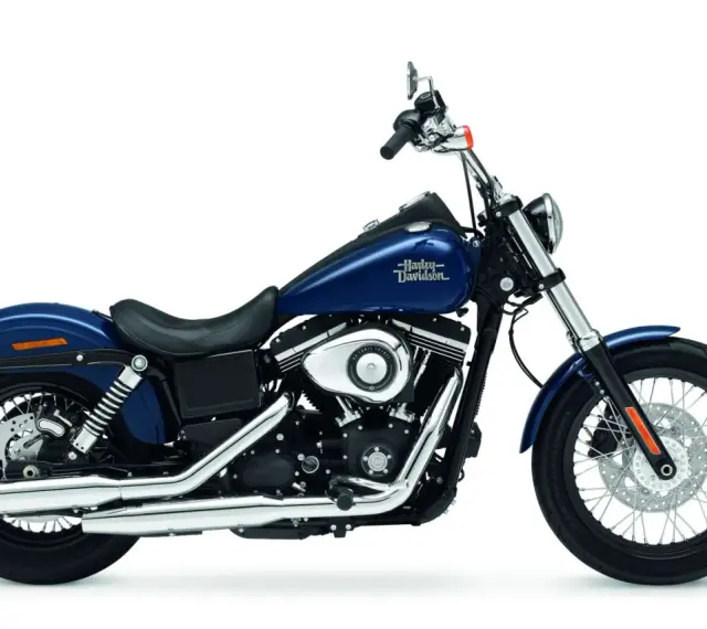Granatowy Harley-Davidson Dyna Street Bob gotowy na podbój ulic. Klasyczny styl i moc.