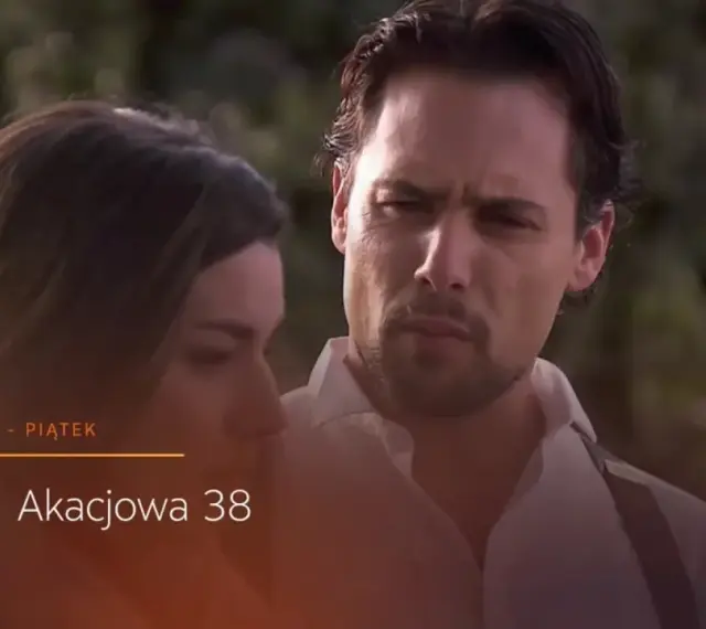Para z "Akacjowej 38" w streszczeniu. On patrzy na nią z troską, ona odwraca wzrok.