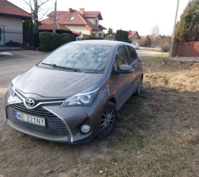 Szary Toyota Yaris, zaparkowany na poboczu. Może to kara UFG za brak OC?