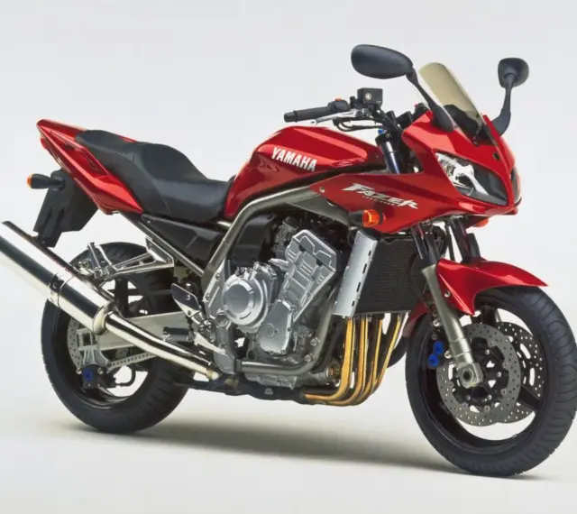 Czerwony motocykl Yamaha Fazer 1000, z widocznym silnikiem i wydechem. Choć piękny, warto pamiętać o jego potencjalnych wadach.