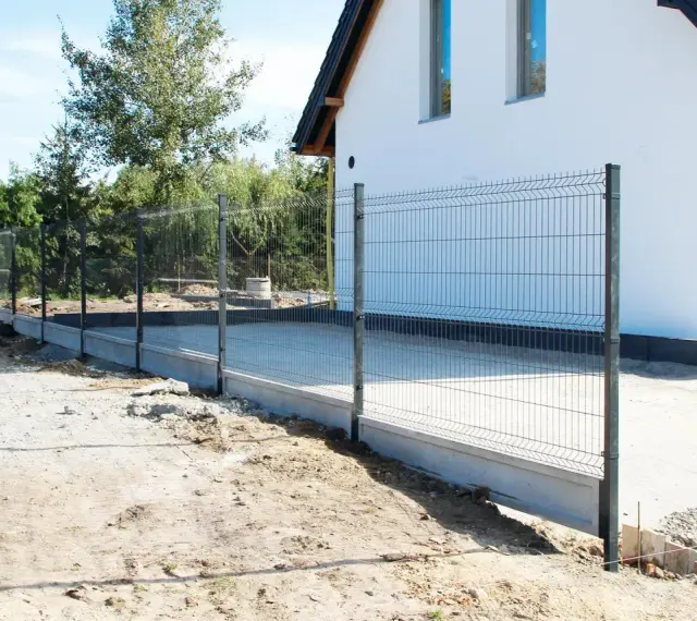 Nowe ogrodzenie panelowe przy nowoczesnym domu. Sprawdź ceny ogrodzeń i wybierz najlepsze dla siebie.