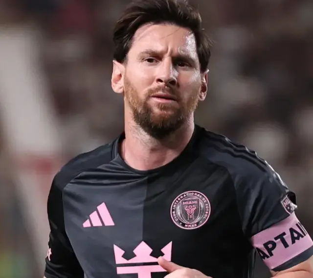Lionel Messi, kapitan Interu Miami, w czarnej koszulce z różowymi detalami. Właśnie tu gra Messi, zdobywając kolejne gole.