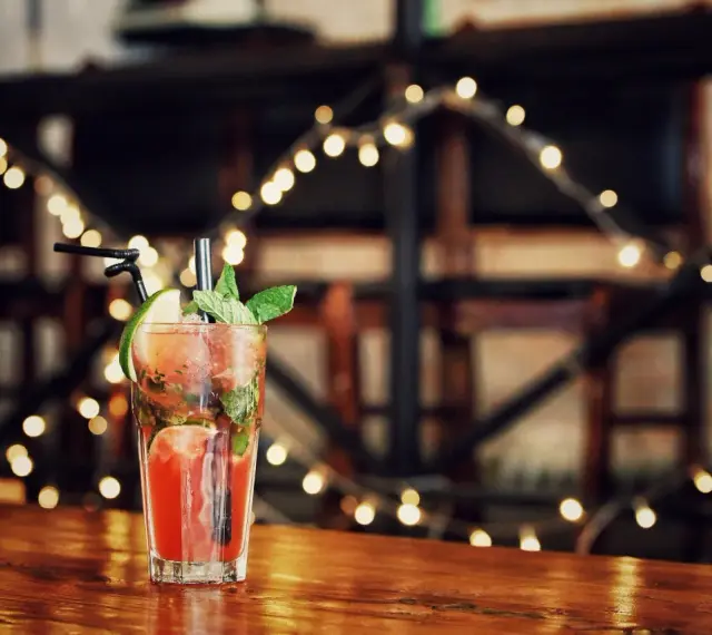 Orzeźwiający drink na drewnianym blacie, idealny na wieczór kawalerski.
