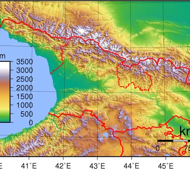 Mapa topograficzna Gruzji, ukazująca góry Kaukazu i wybrzeże Morza Czarnego. Kolory odzwierciedlają wysokość, od zieleni (niskie tereny) po biel (wysokie szczyty). Gruzja kontynent.