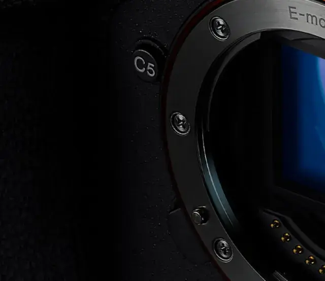 Zbliżenie na korpus aparatu z widocznym mocowaniem obiektywu E-mount i elementami sensora. Technologia global shutter zapewnia ostrość nawet w ruchu.