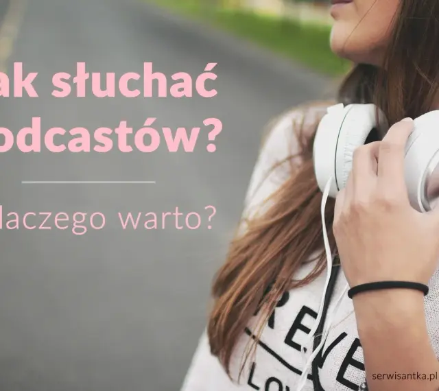 Dziewczyna ze słuchawkami na szyi. Tekst: "Jak słuchać podcastów? i dlaczego warto?". Dowiedz się, podcast co to i zacznij swoją przygodę!
