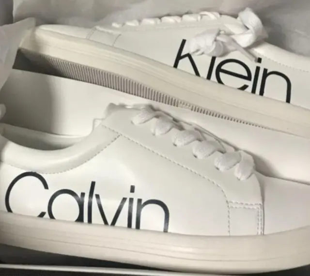 Stylowe, białe calvin klein sneakersy damskie z dużym logo. Idealne do codziennych stylizacji.