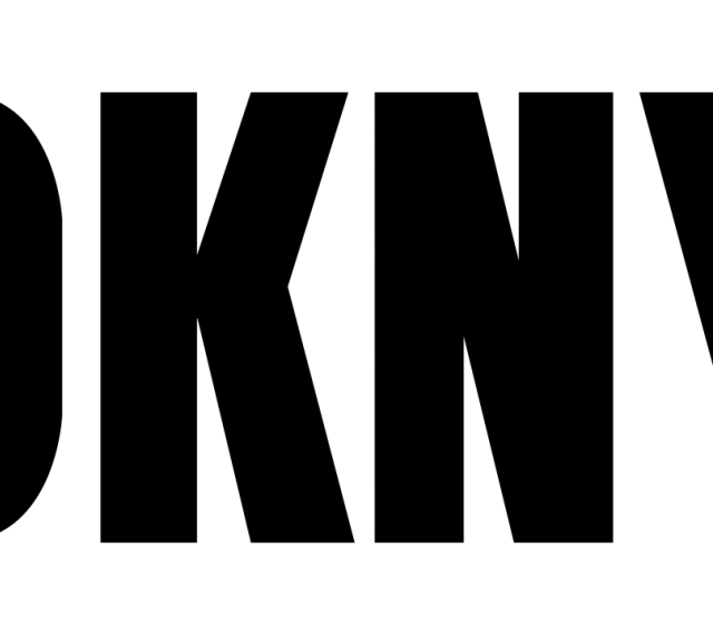 Logo DKNY. To znana marka odzieżowa, która oferuje stylowe ubrania i akcesoria.