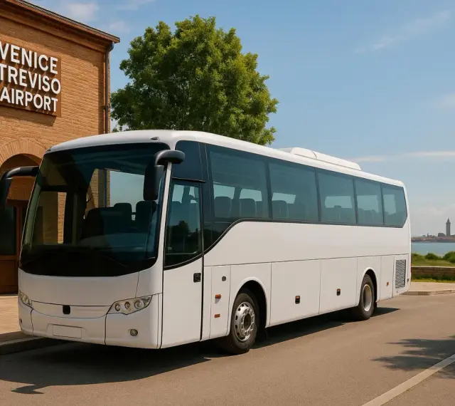 Autobus przed budynkiem lotniska Treviso. Idealny sposób, jak dojechać z lotniska Treviso do Wenecji, z widokiem na miasto w oddali.