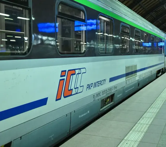 Pociąg PKP Intercity na peronie. Dowiedz się, jak połączyć się z intercity wifi, by podróżować komfortowo.