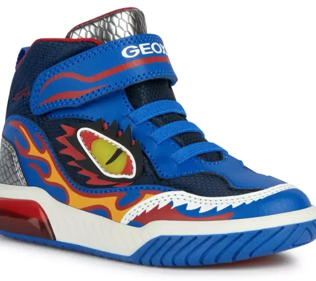 Niebieskie buty dziecięce Geox z motywem smoka i płomieni. To świetna firma dla aktywnych maluchów!