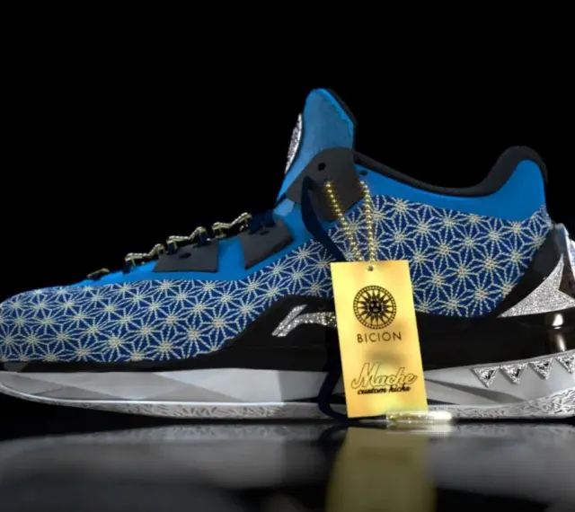 Niebieskie buty sportowe z białym wzorem, ozdobione diamentami i złotą metką. Prawdopodobnie najdroższe buty na świecie.