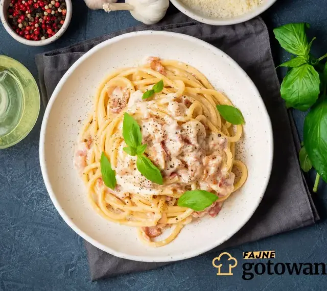 Pyszna carbonara na talerzu, idealna inspiracja, jak zrobić carbonare. Podana z bazylią i pieprzem.